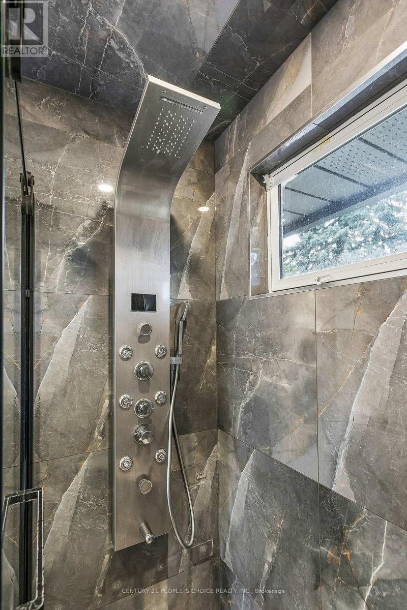 2505 YARMOUTH CRESCENT - 34