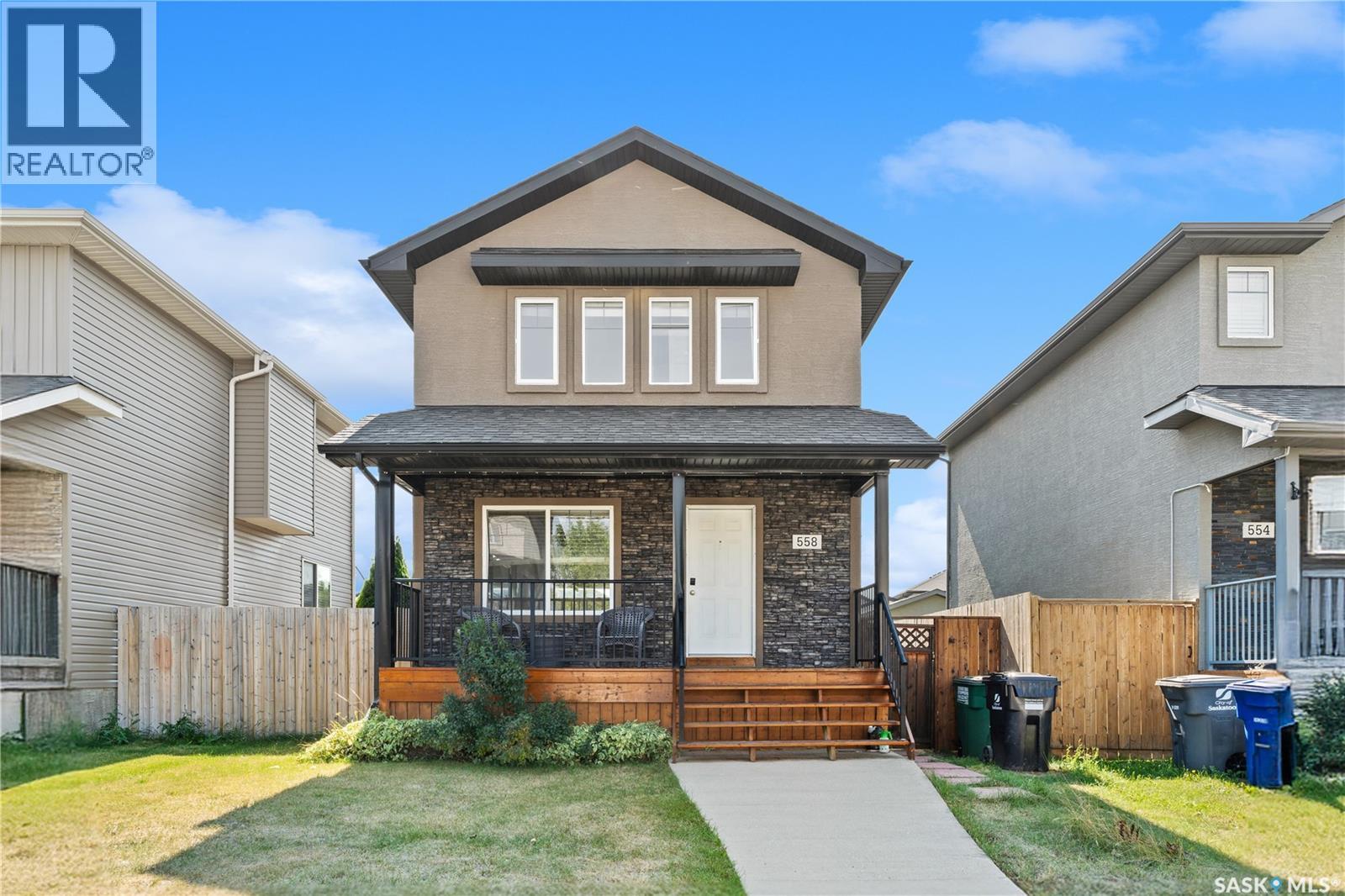 558 Geary CRESCENT - 1