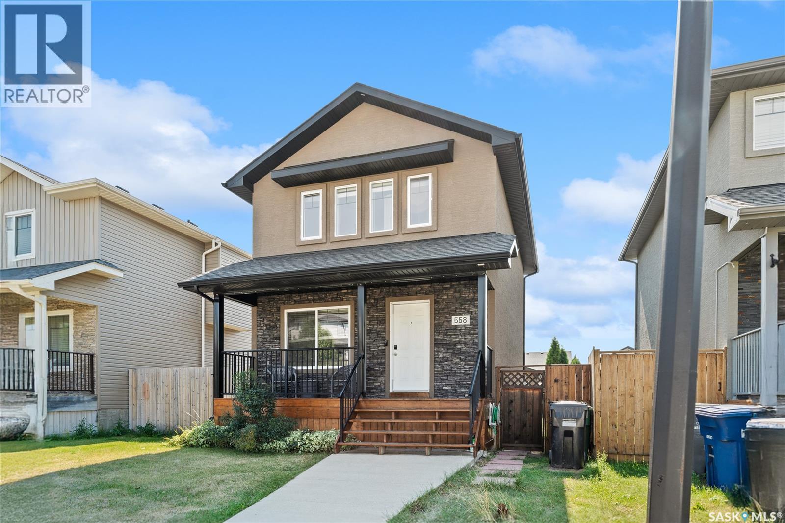 558 Geary CRESCENT - 3