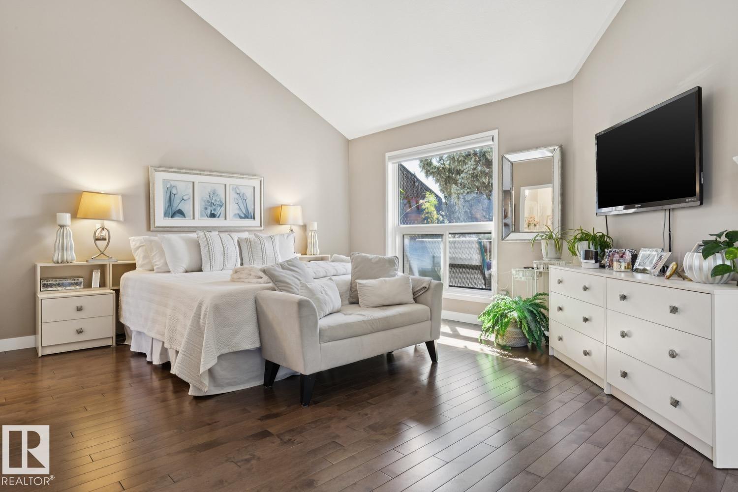 #8 11809 9B AV NW - 19