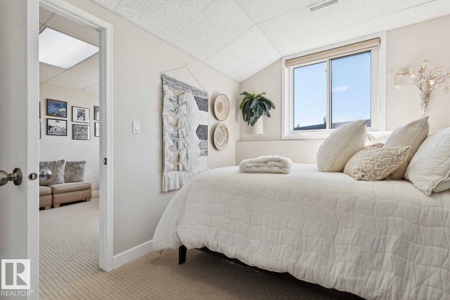 #8 11809 9B AV NW - 33