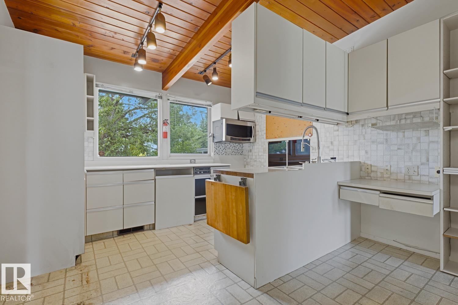7508 139 ST NW - 15
