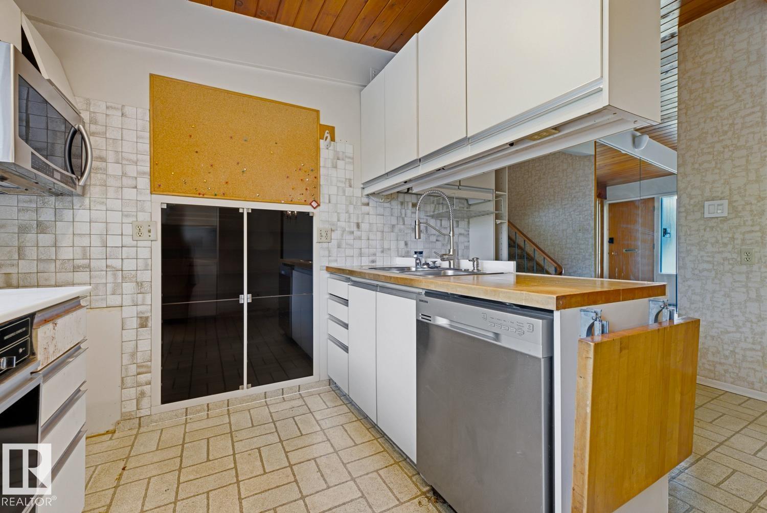 7508 139 ST NW - 16