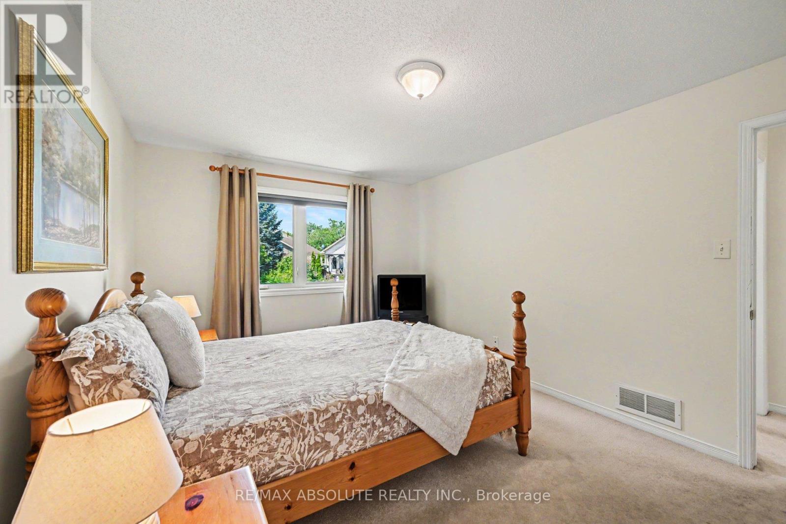 1 RIVER RIDGE CRESCENT - 33
