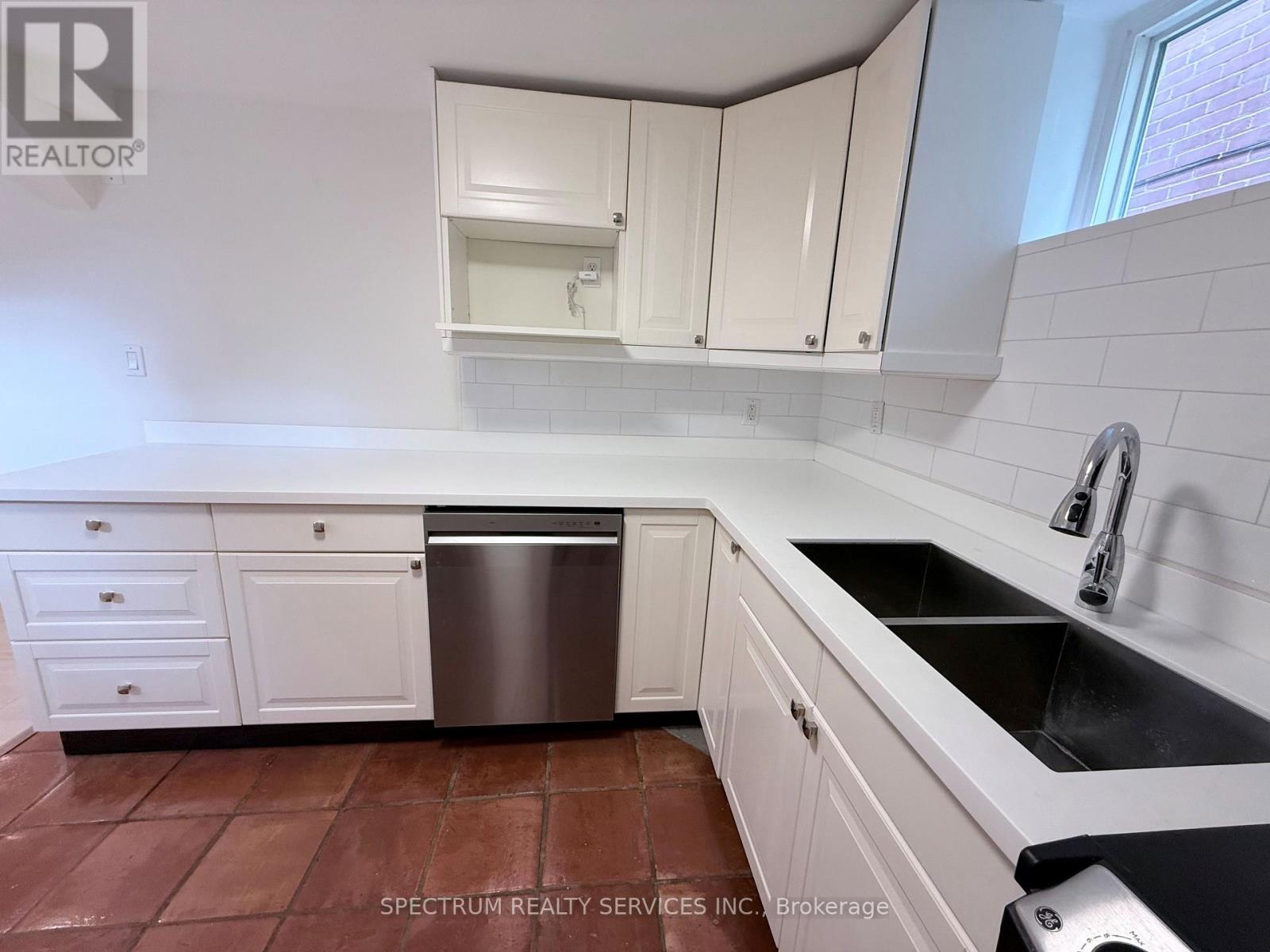 Photo of 172 Queenslea Avenue