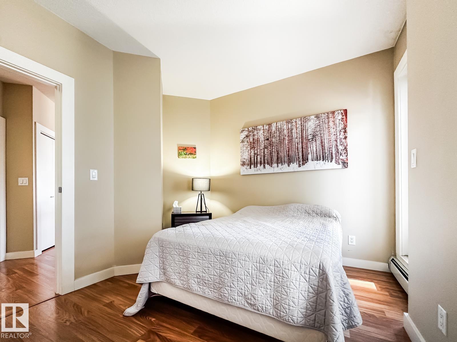 #1901 10136 104 ST NW - 18
