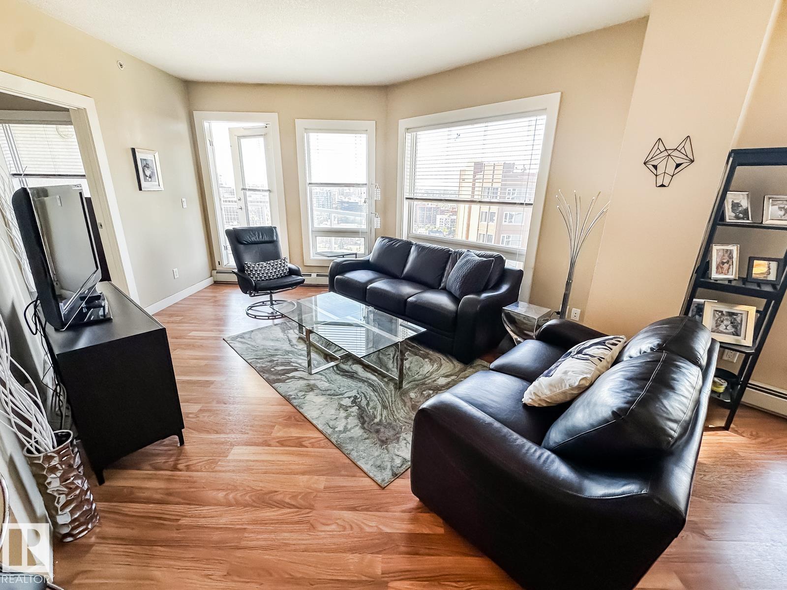 #1901 10136 104 ST NW - 5