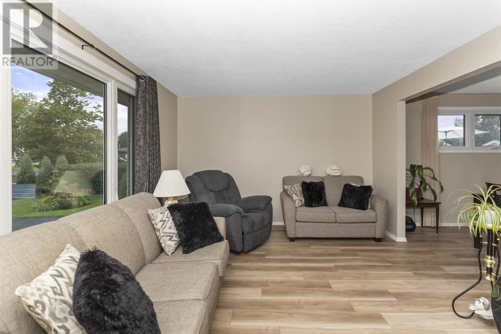 422 Simon Fraser DR - 3