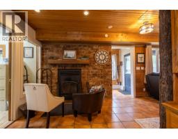 Living room - 4453 Passmore Upper Road, Passmore, BC V0G2J0 Photo 10