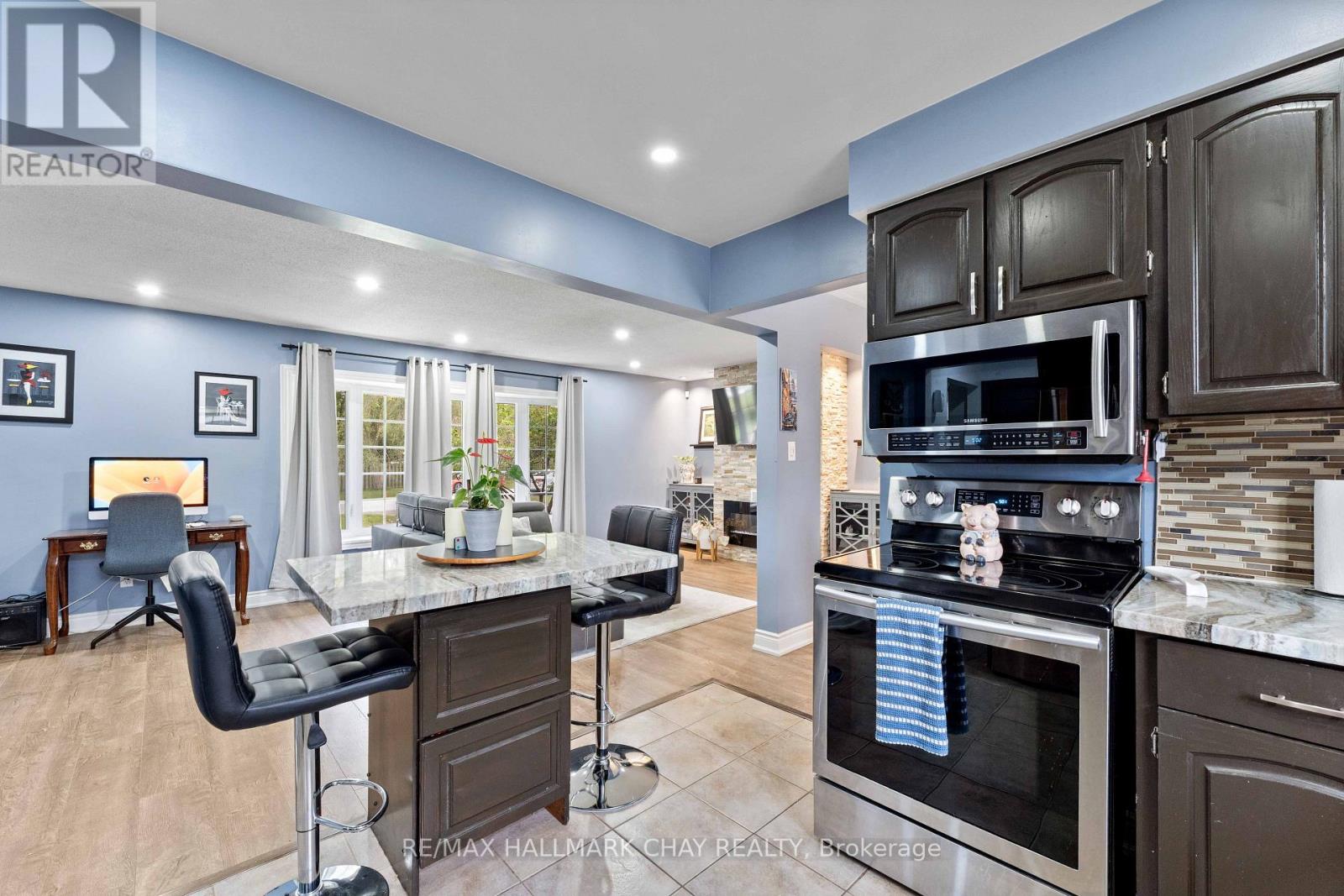 6 MAES CRESCENT - 17
