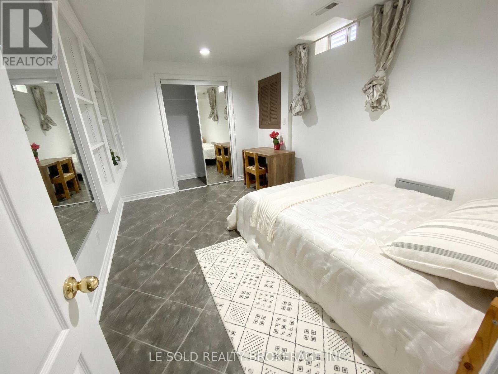 76 LARRATT LANE - 35