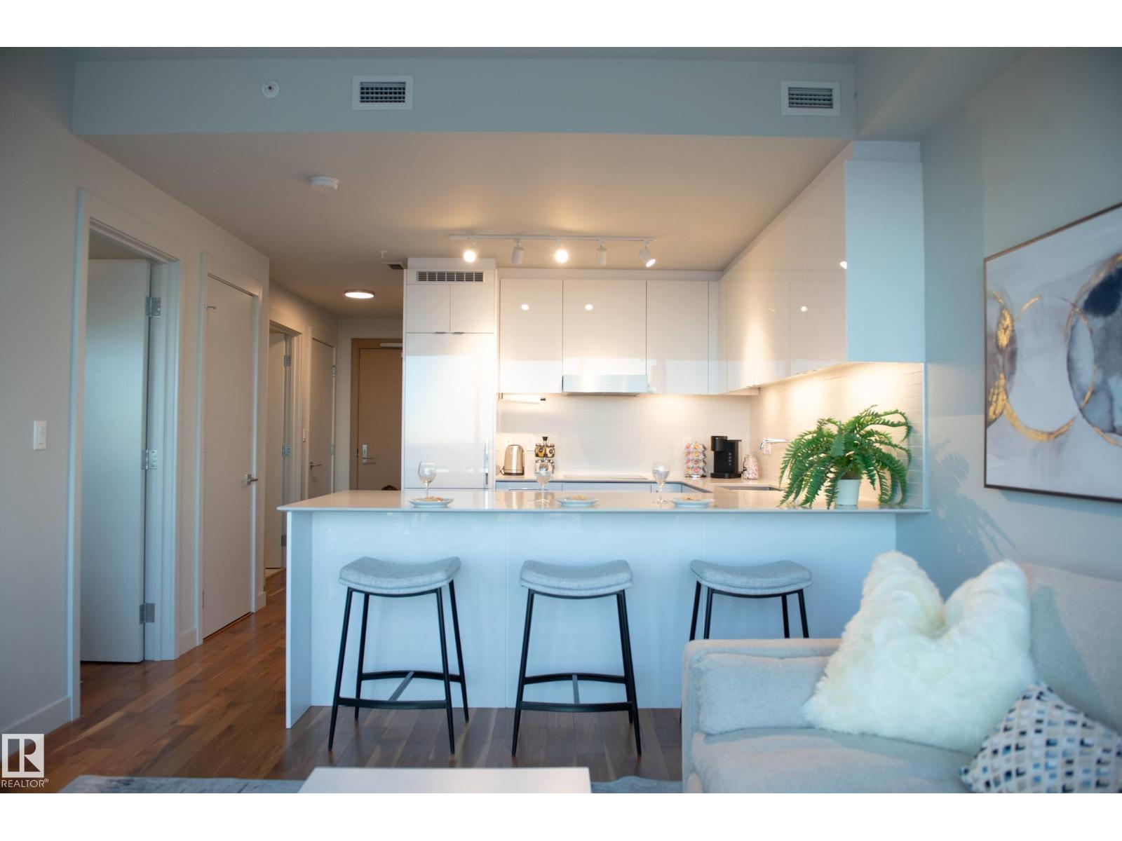 #3402 10360 102 ST NW - 6