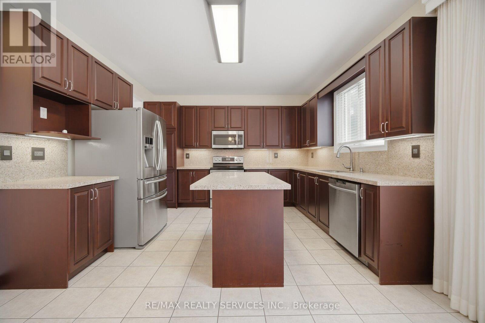 15 UPPER CANADA DRIVE - Image 13