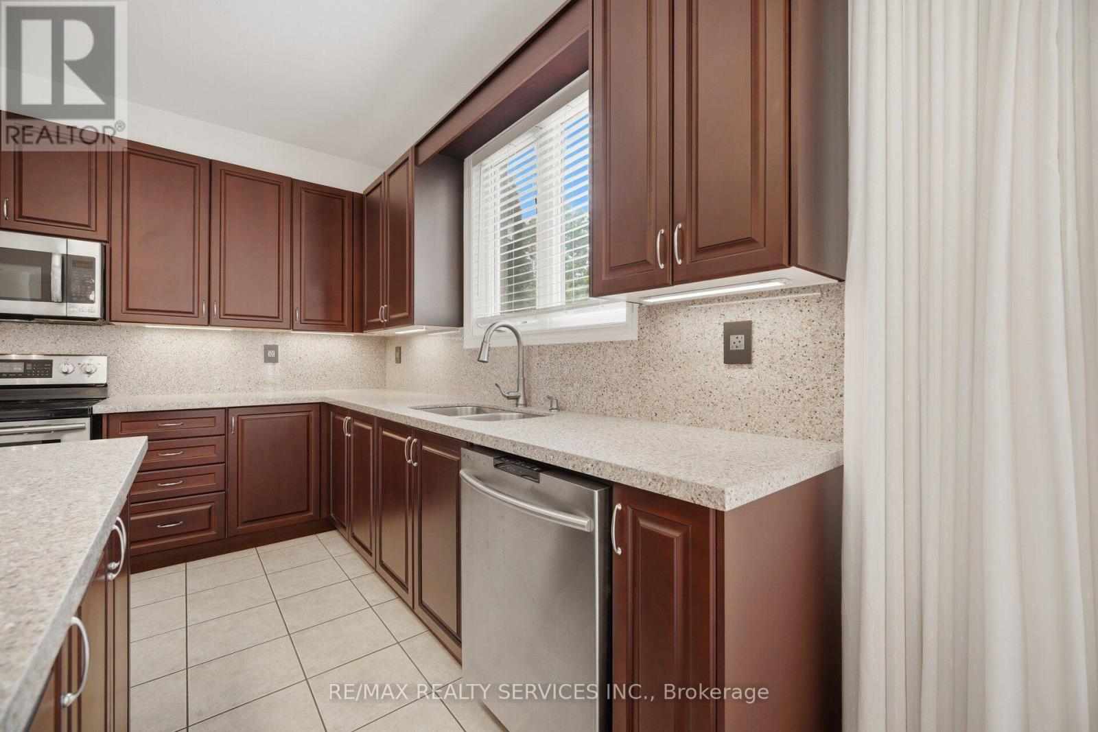 15 UPPER CANADA DRIVE - 14