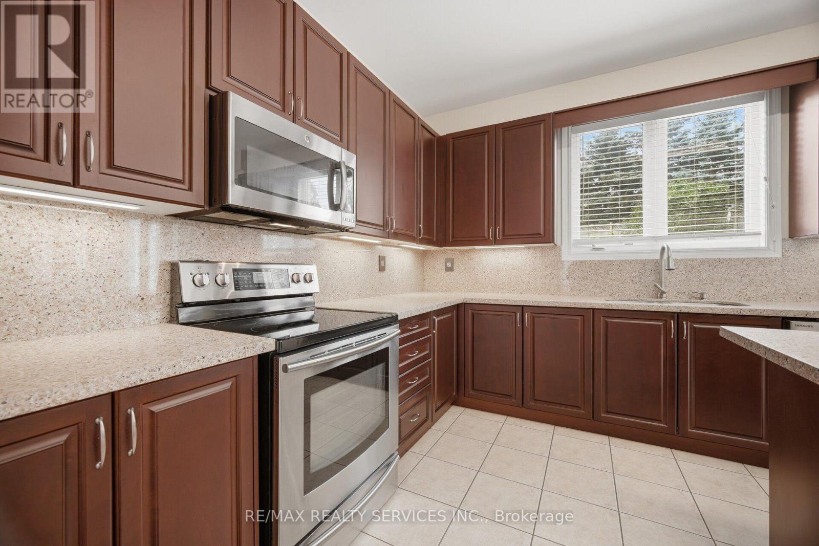 15 UPPER CANADA DRIVE - 16