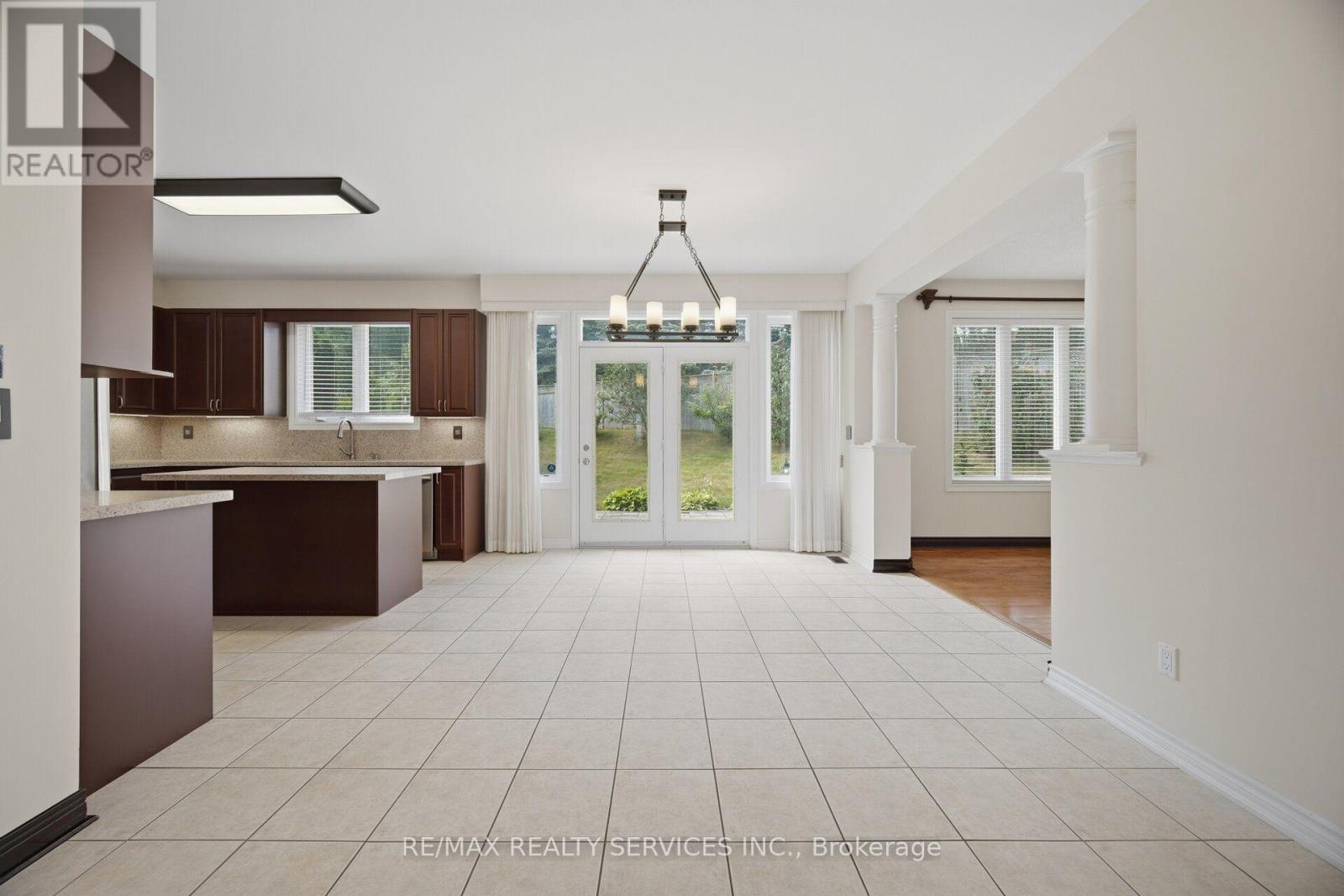 15 UPPER CANADA DRIVE - 19