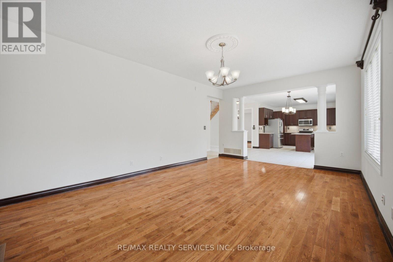 15 UPPER CANADA DRIVE - 23