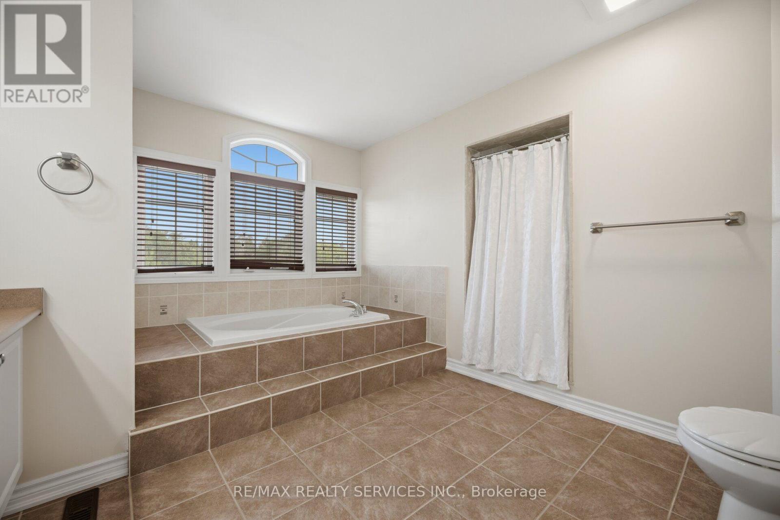 15 UPPER CANADA DRIVE - Image 32