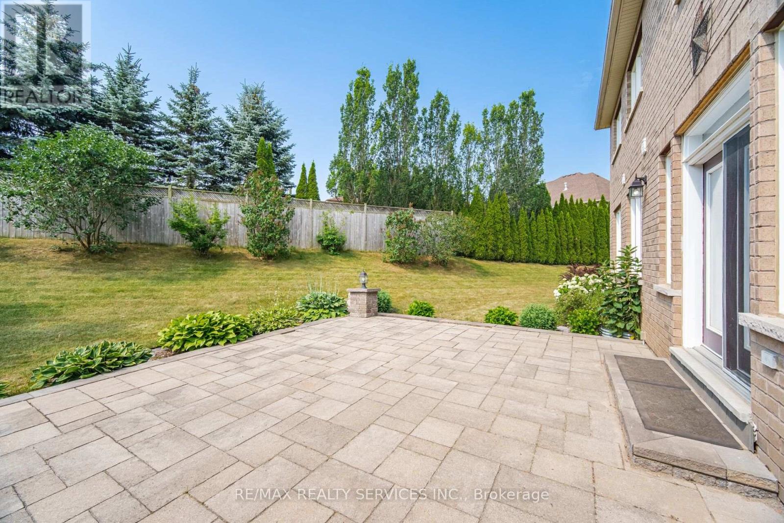15 UPPER CANADA DRIVE - 37