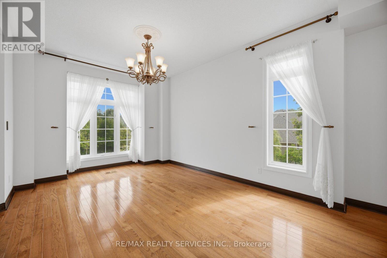 15 UPPER CANADA DRIVE - 8
