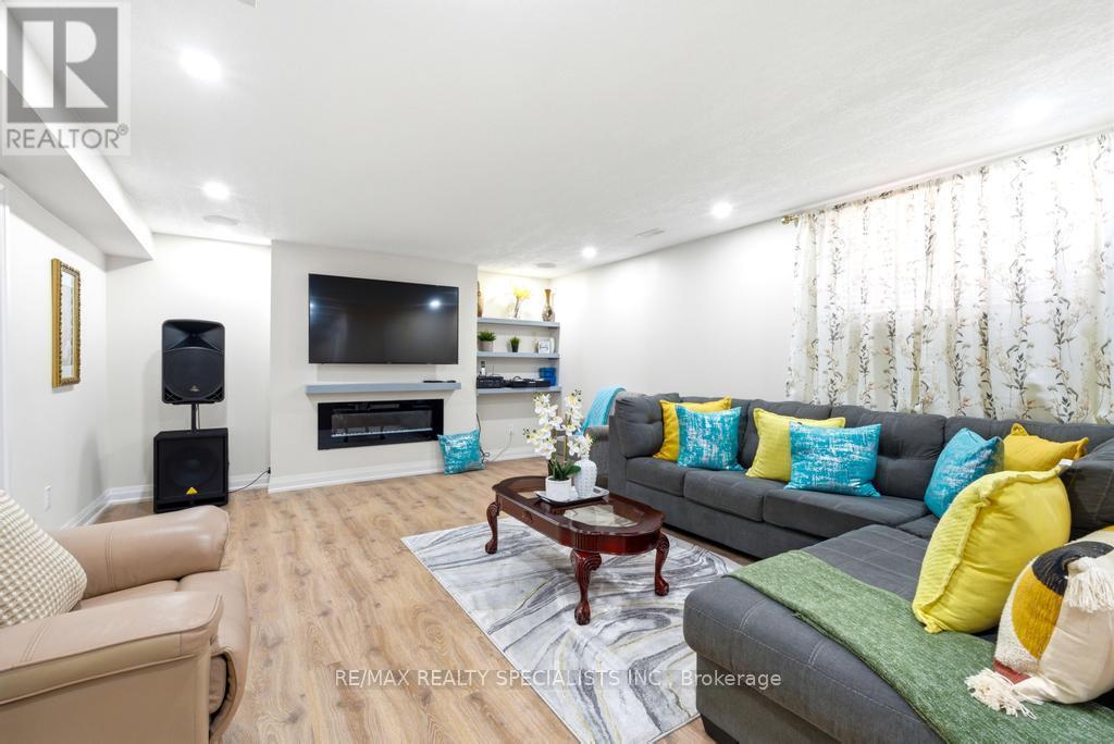 45 PEGGY AVENUE - 31