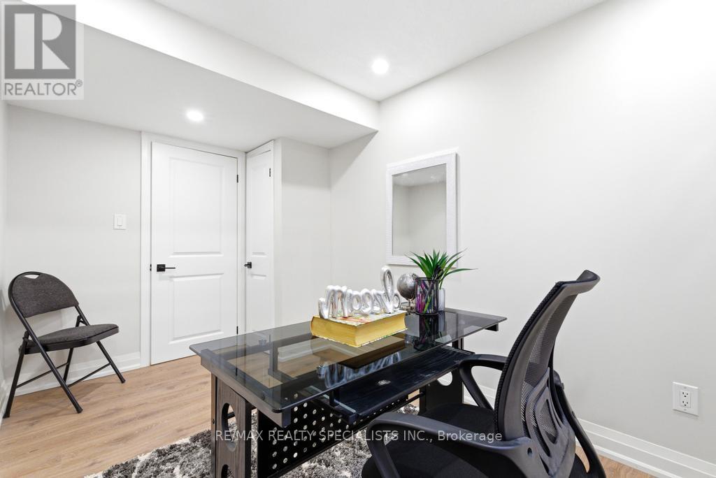 45 PEGGY AVENUE - 36