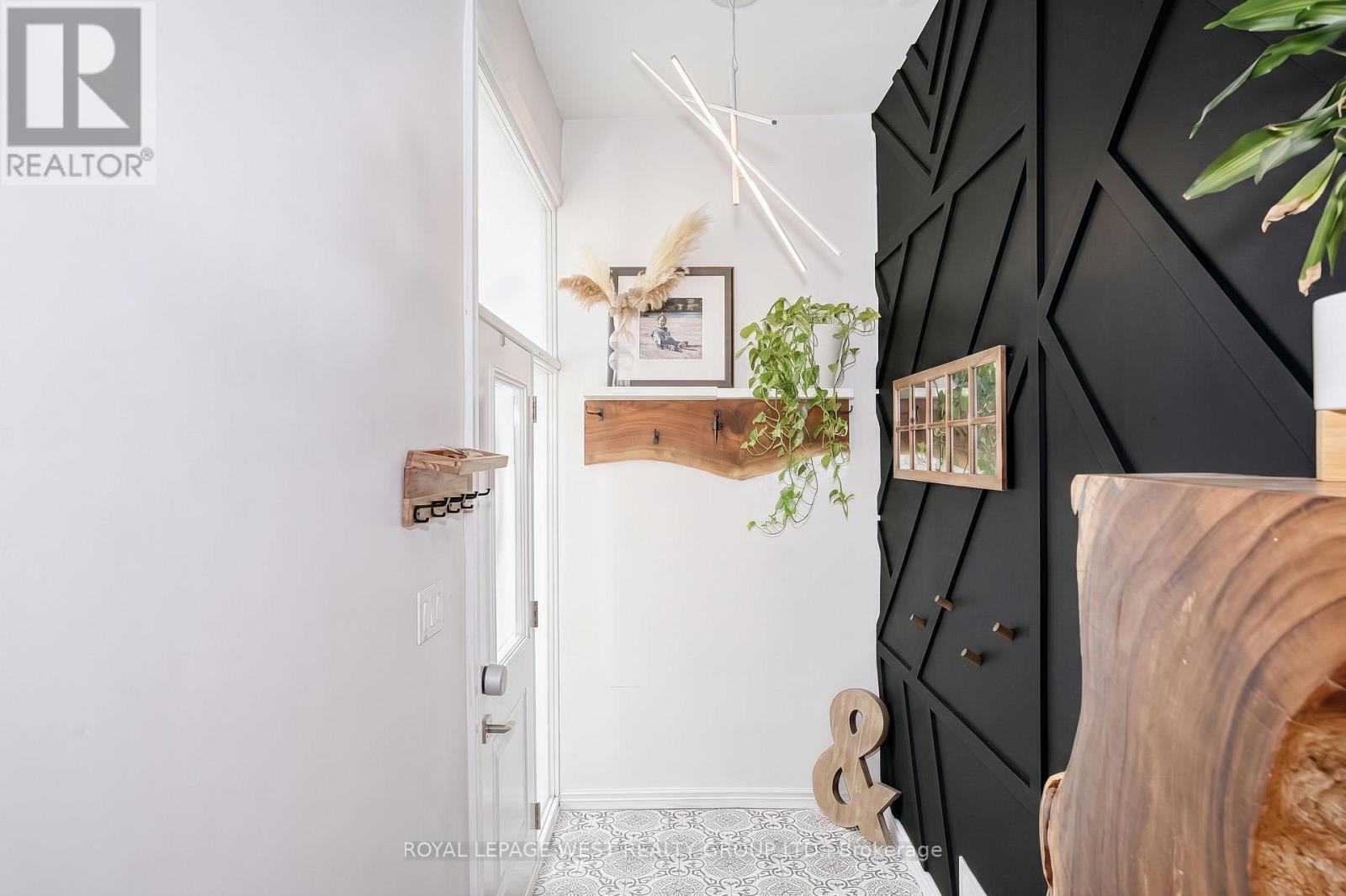 12 LEAVENWORTH CRESCENT - 2