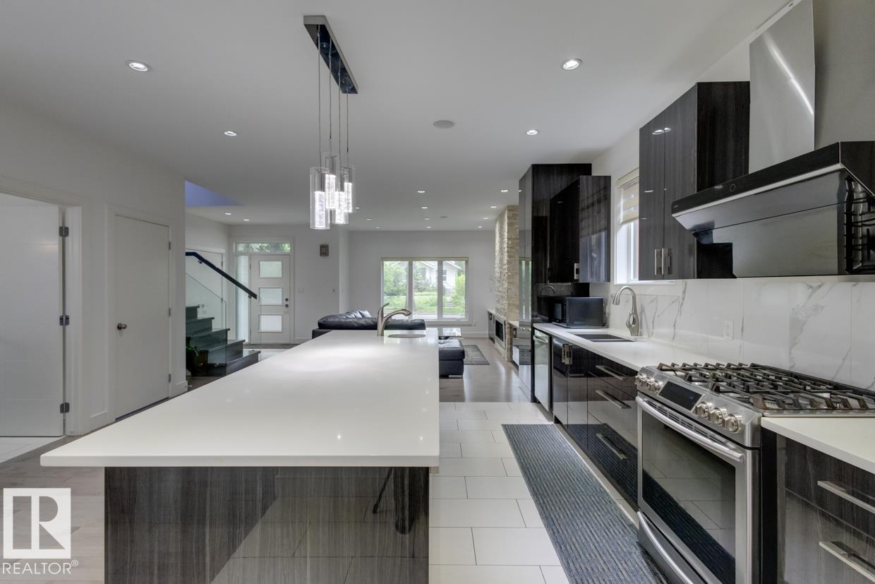 11045 85 AV NW - 18