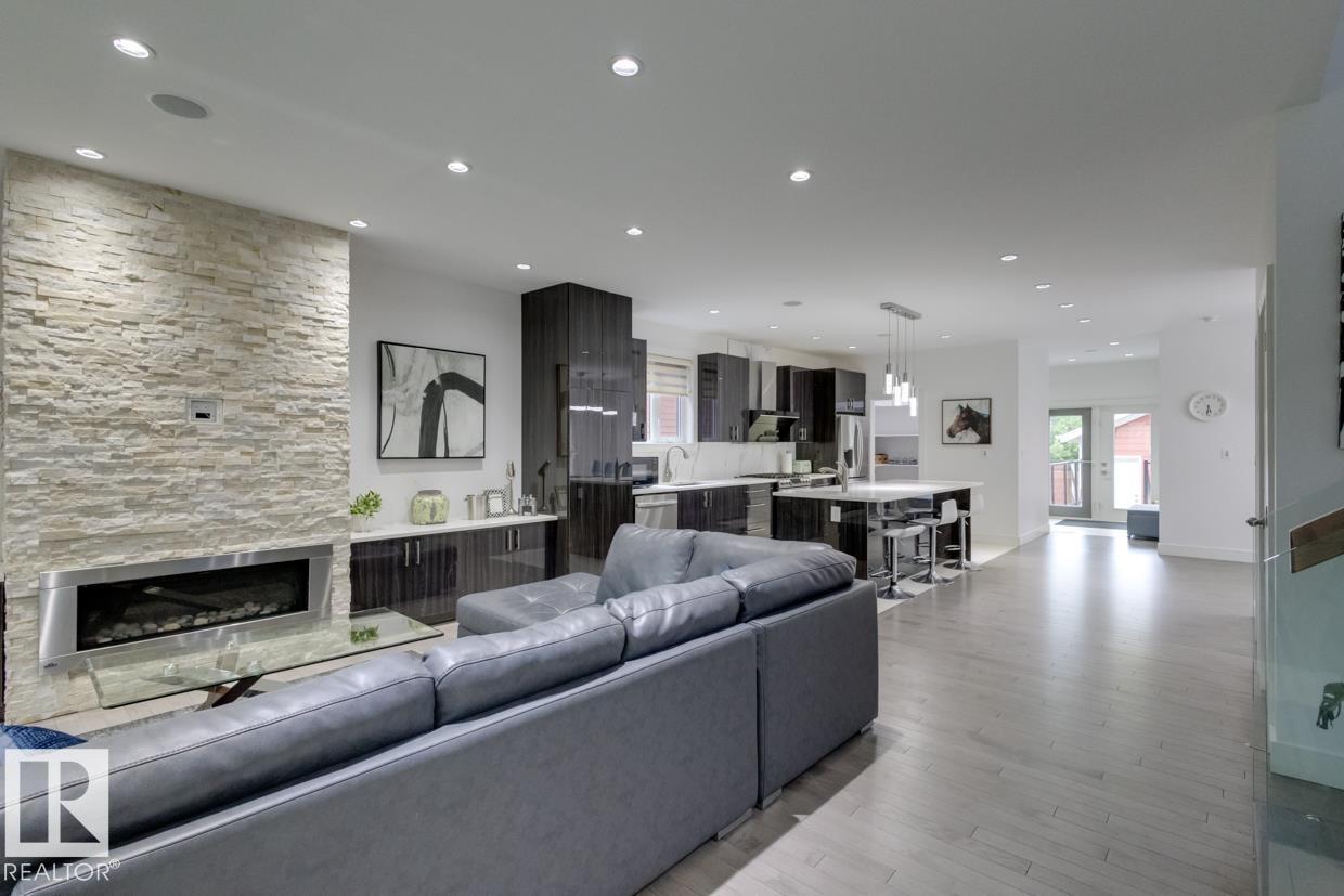 11045 85 AV NW - 4