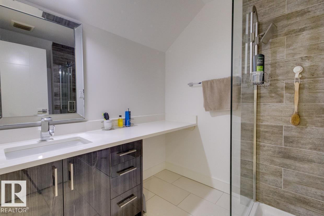 11045 85 AV NW - 47