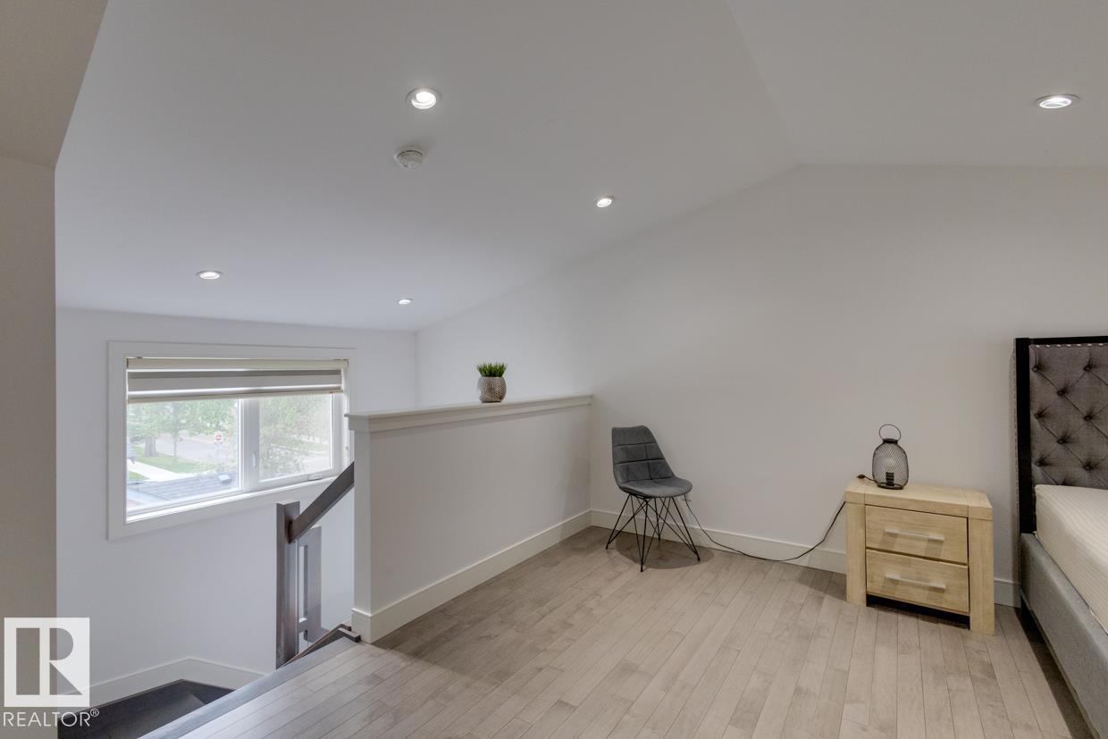 11045 85 AV NW - 44