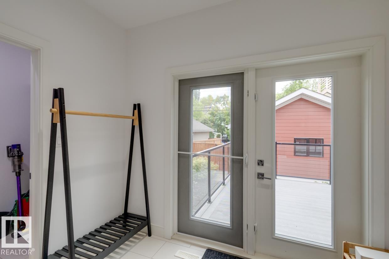 11045 85 AV NW - 23