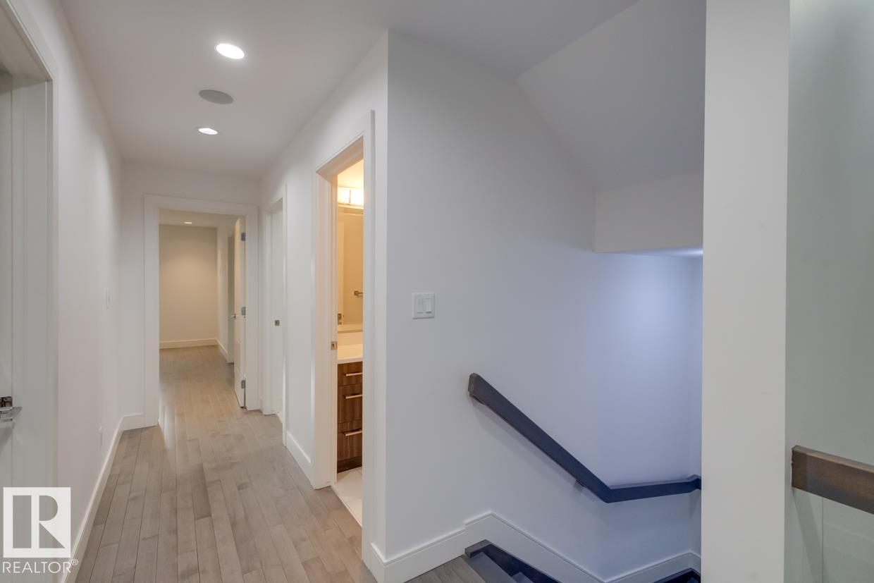11045 85 AV NW - 28