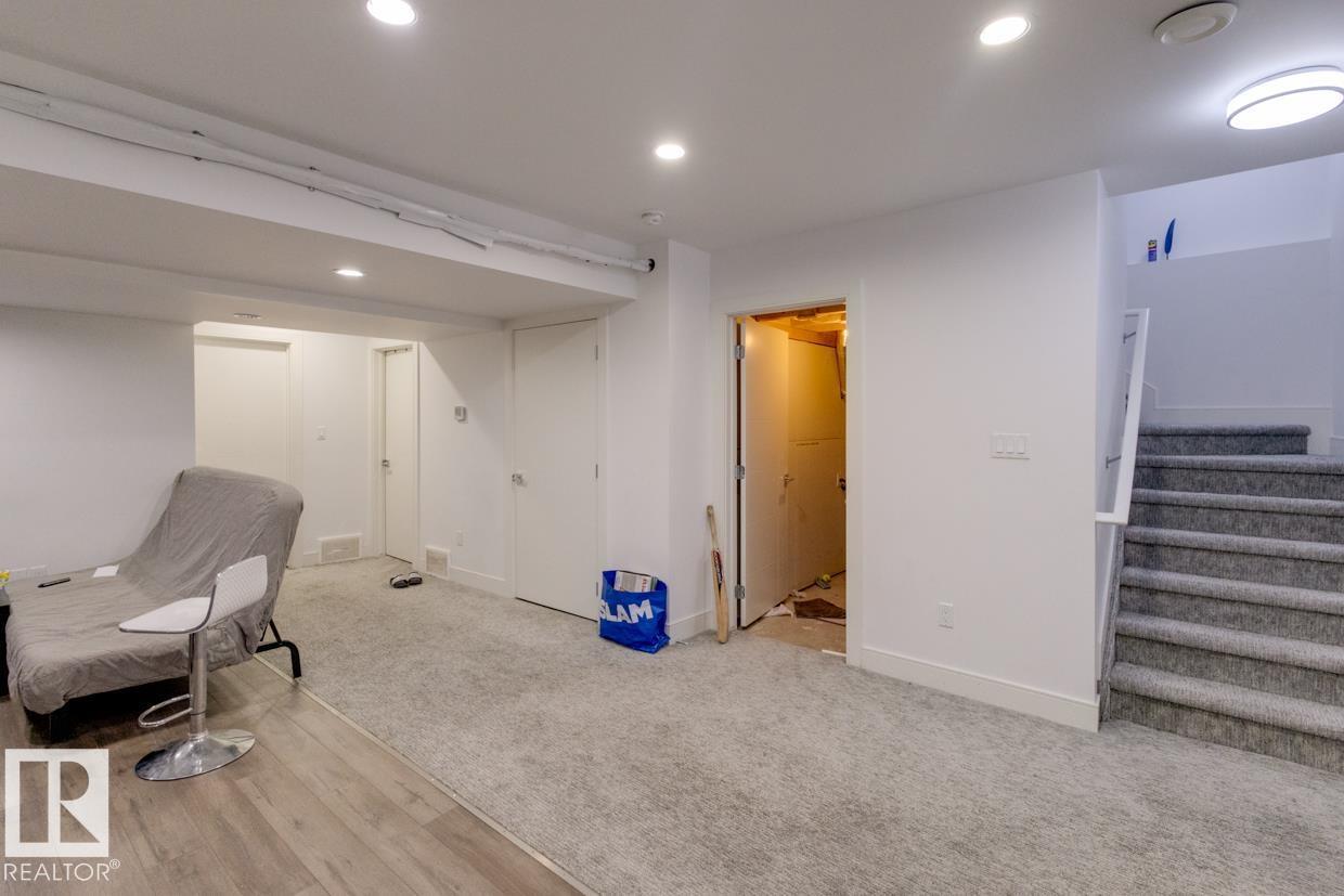 11045 85 AV NW - 49