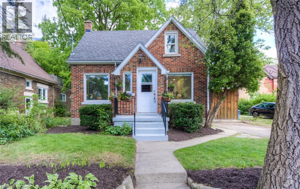 4 DUNBAR Road N - 4