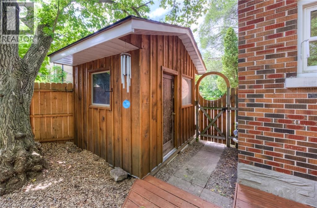 4 DUNBAR Road N - Image 33