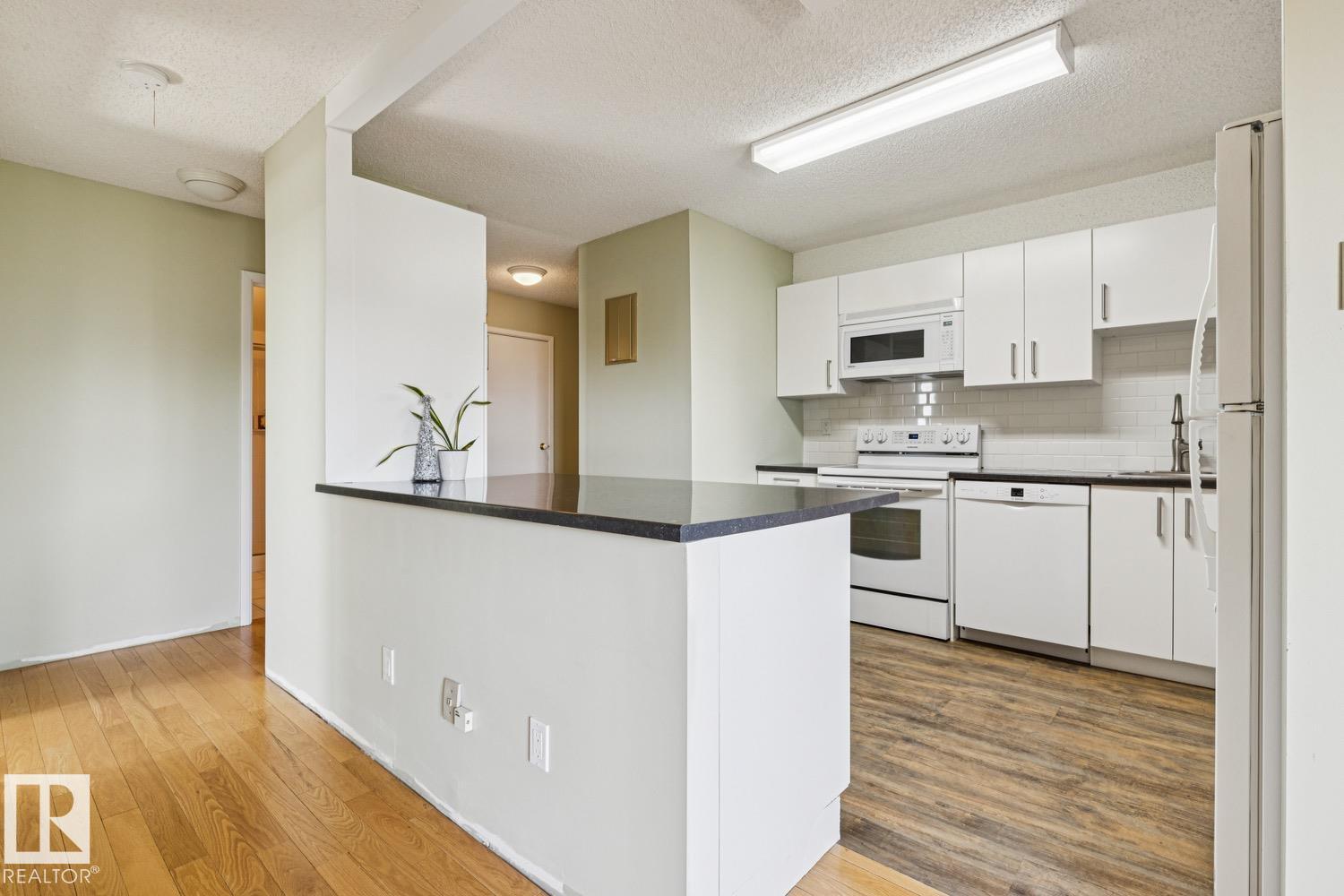 #905 9929 113 ST NW - 15