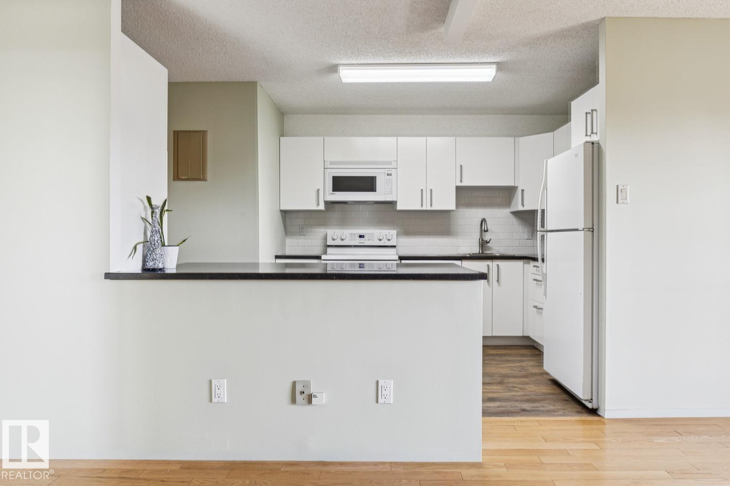 #905 9929 113 ST NW - Image 17