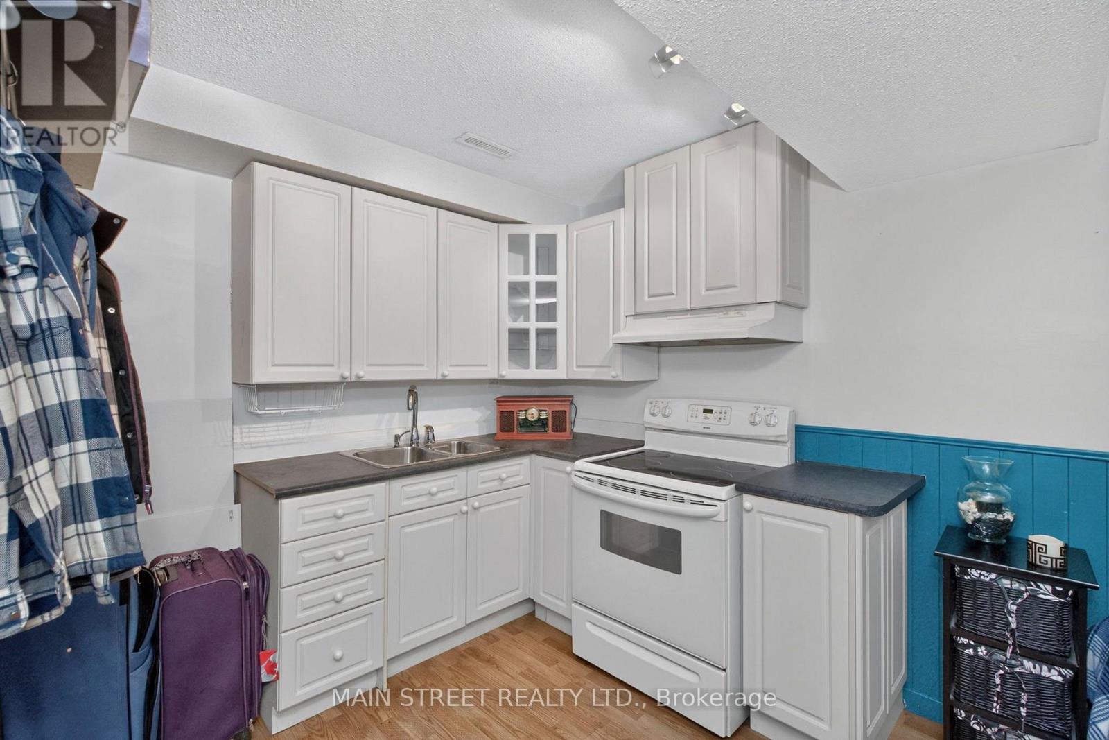 8 ROBIN COURT - 24