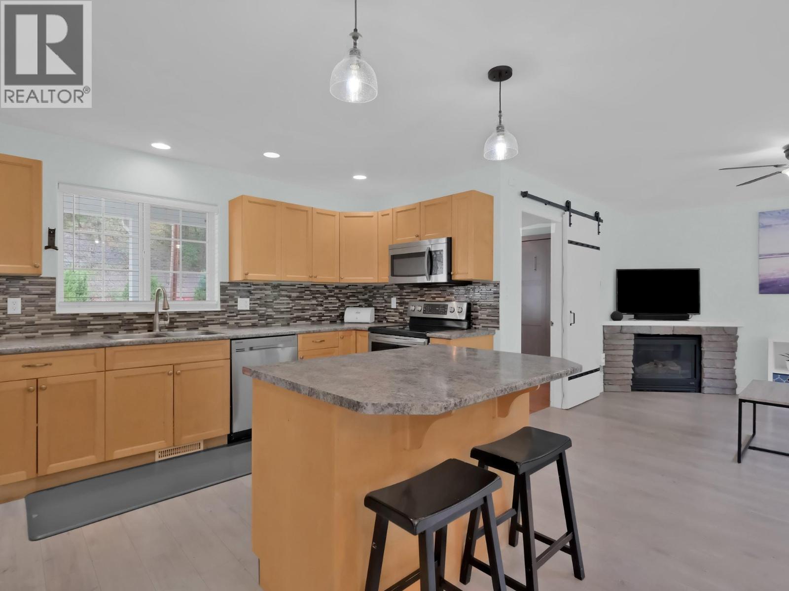  7200 VICTORIA Road South, Summerland