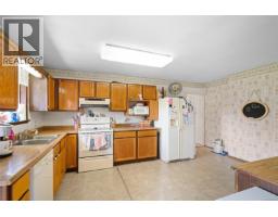 Kitchen - 625 Broadway St, Saanich, BC V8Z2G5 Photo 11