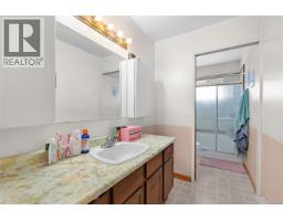 625 Broadway St, Saanich, BC V8Z2G5 Photo 21