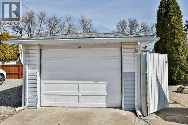 722 20 Street S - 8