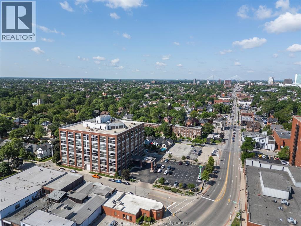 #301 2175 Wyandotte STREET East - 3