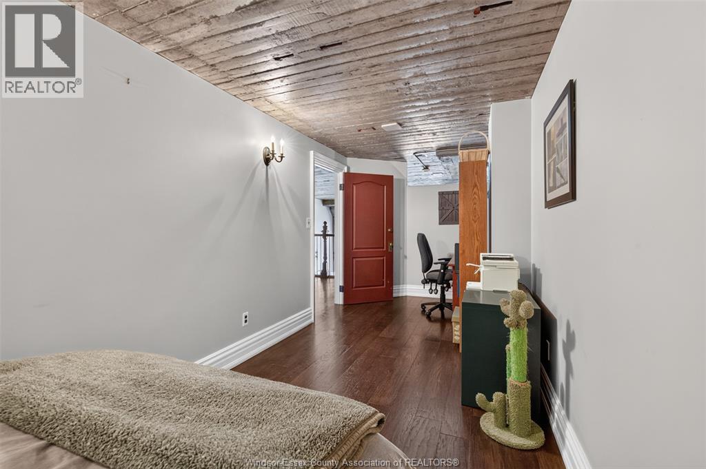 #301 2175 Wyandotte STREET East - 35