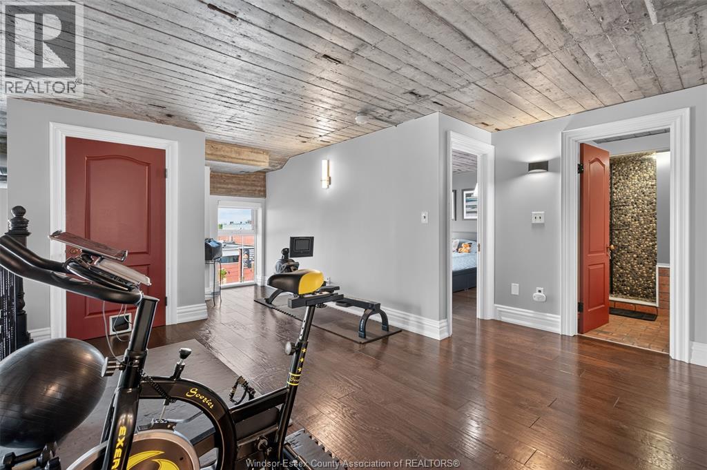 #301 2175 Wyandotte STREET East - 37