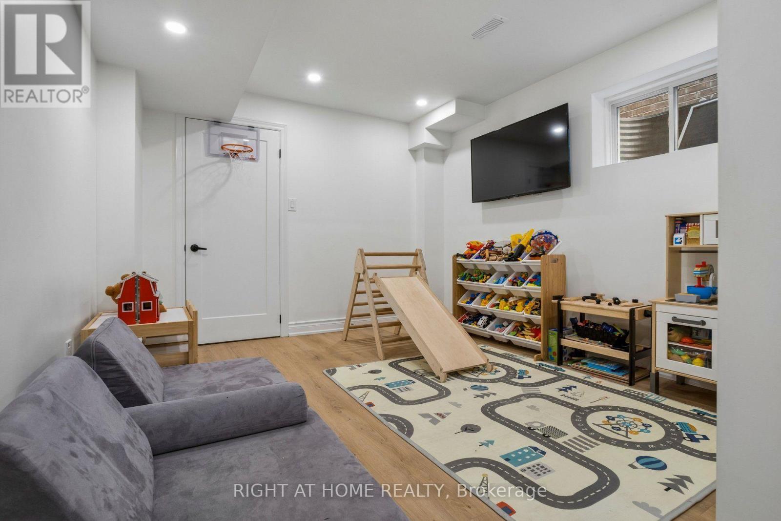 26 BIGNELL CRESCENT - 19