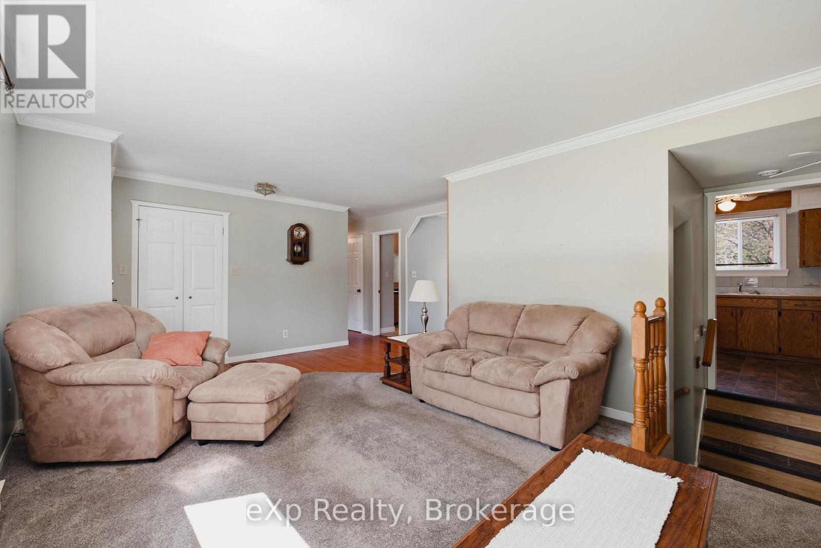 8 GREY STREET - Image 11