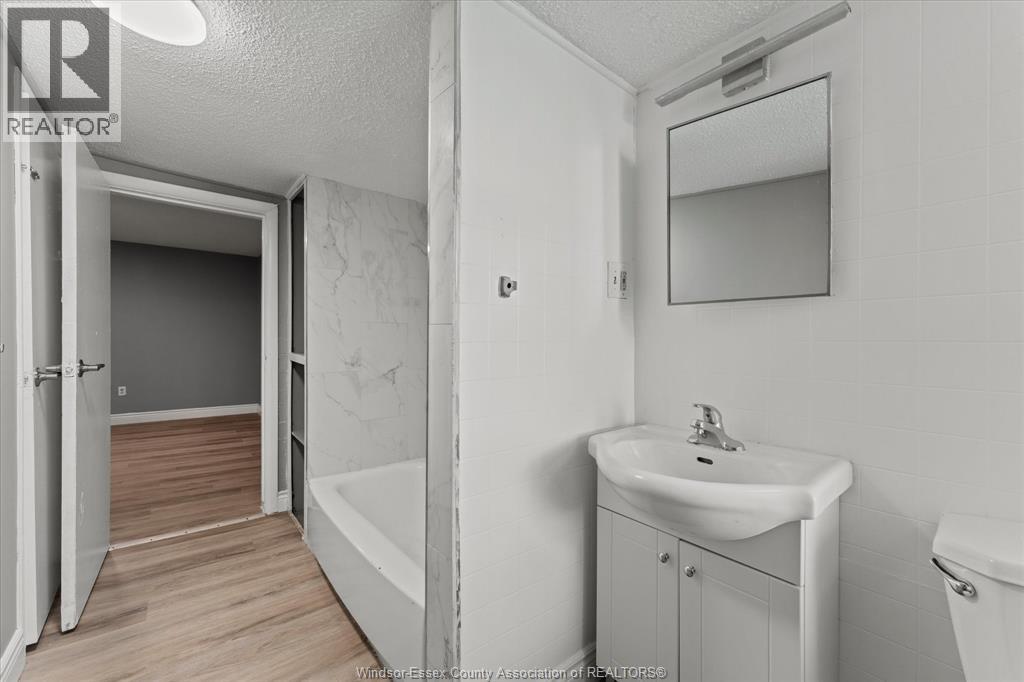 1210-1212 Monmouth - Image 15
