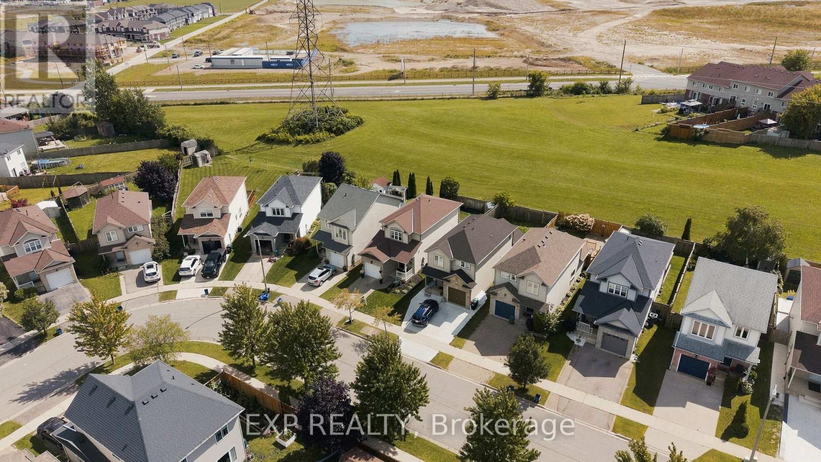 116 HENHOEFFER CRESCENT - 28